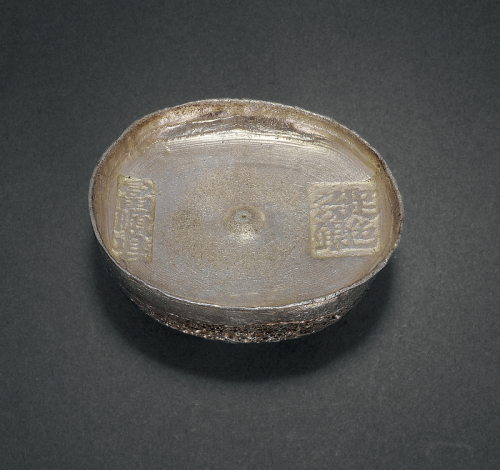 清代四川“富顺县 足色纹银”双戳十两圆锭一枚，重量：322.7克，完全未流通品相，极为难得