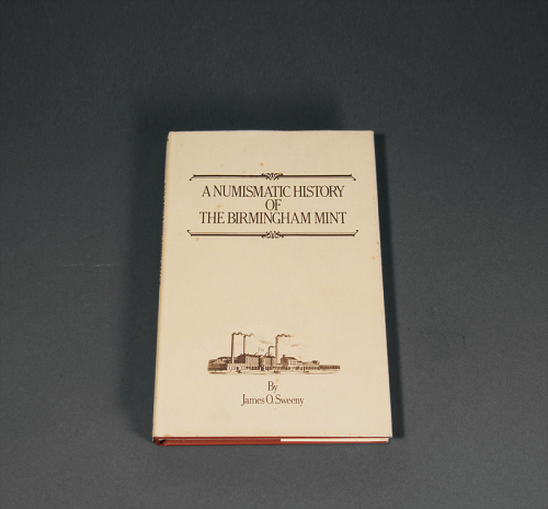 1981年James.O.Sweeny(詹姆斯·史威尼)著《伯明翰造币厂史》一册，英文版，伯明翰造币厂十八世纪创立时，名喜敦，1850年开始制作币章并生产相关设备，中国首座机器造币厂-广东钱局，即整厂