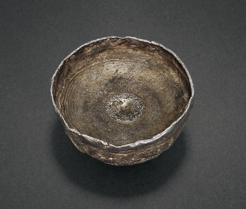 清代贵州五两圆锭一枚，重量：187.3克，锭面打“闫”字小戳，周边高郭，造型独特，保存较好