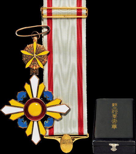 伪满洲国“勋三位景云章”勋功旌章一枚，带原盒，绶带及略章，勋章珐琅色彩鲜艳，全套保存完好