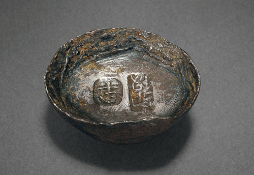 清代陕西“郃阳”、“志”双戳三两槽锭一枚，重量：113.3克，早期锭型，制作风格古朴，留存至今少见