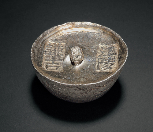 清代湖北“江陵 谦吉”五两圆锭一枚，重量：158.6克，银质洁白，品相难得