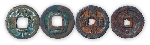 五代“天福通宝”大字版一枚。直径23mm，厚1mm。“周元通宝”背上星铁钱一枚，直径24mm，厚2mm。极美品。少见。