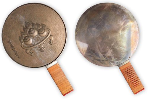 日本古代铜镜一面。长380mm，宽183mm。极美品，保存极为完美，完全未流通原光级，手柄藤条完整，其镜光犹可鉴人。方药雨旧藏。
