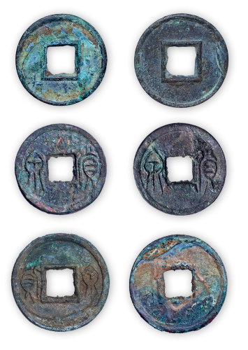 新莽货泉“合面、合背、传形”一套三枚。极美品，少见。方药雨旧藏。“中国钱币大辞典·秦汉篇”原物。