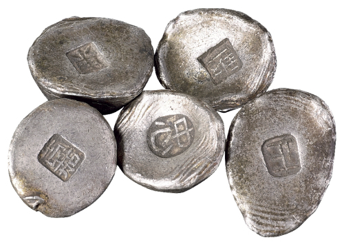 清代“雍”、“正”、“嘉”、“忠”、“东”字铭文一两小锭各一枚，共计五枚，总重量：156.8克