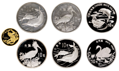 1988年中国珍稀野生动物纪念币第一组金币“金丝猴”一枚，精制，面值100元，重量8克，成色91.6％，发行量30000枚；银币“白暨豚”、“朱鹮”各二枚，均为精制，面值10元，重量27克，成色92.