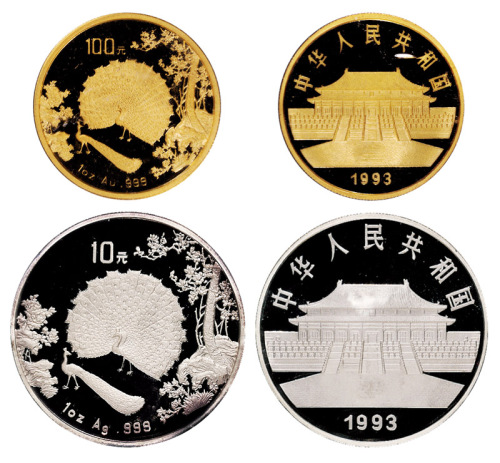 1993年孔雀开屏1盎司金币、银币各一枚，直径分别为：32毫米、40毫米，成色均为：99.9%，面值分别为：100元、10元，发行量分别为：1200枚和7000枚，均附原盒及证书