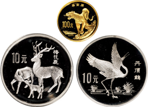 1989年中国珍稀野生动物纪念币第二组全套三枚，其中“华南虎”金币一枚，“梅花鹿”、“丹顶鹤”银币各一枚，均精制，金币面值100元，重量8克，成色91.6%；银币二枚均面值10元，重量27克，成色92