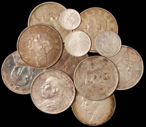 民国时期袁世凯像壹圆银币十一枚，其中，三年三枚、八年二枚、十年三枚；另三年贰角二枚、壹角一枚，其中八年一枚为“牛”造竖点“年”版式，极美品