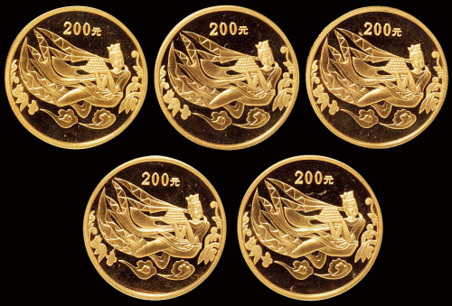 2002年中国石窟艺术—龙门石窟纪念金币五枚，均为精制，面值200元，重量1/2盎司，成色99.9%，发行量8800枚，均附原盒及证书