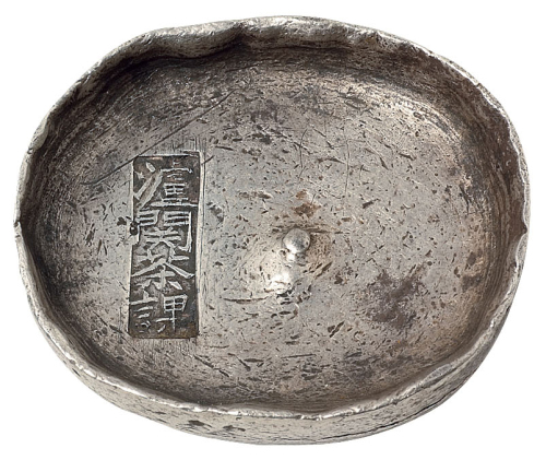 清代四川“瀘关茶课”单戳十两圆锭一枚，重量：323.1克，品相完好，此品戳记存疑，真伪敬请买家自行斟酌，银锭保存完好