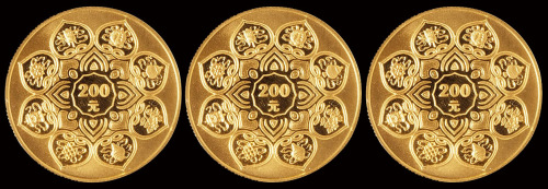 2001年西藏和平解放五十周年纪念金币三枚，均为精制，面值200元，重量1/2盎司，成色99.99%，此币采用镜面多层喷砂工艺，饰以藏族传统吉祥图案“八吉祥”纹，雕刻精美，铸工精湛，极具收藏价值，均附