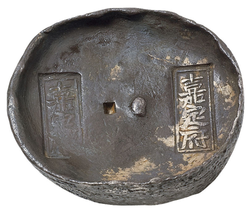 清代四川“嘉定府 嘉定府”双戳十两圆锭一枚，重量：358.7克，包浆厚重，极美品