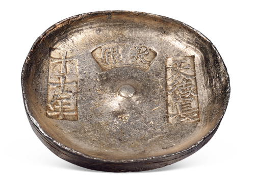 清代四川“十七年 纹银 天德长”十两圆锭一枚，重量：350.9克，锭面及戳记均完美，光泽温润，虽底部打有验银槽，仍不失为佳品