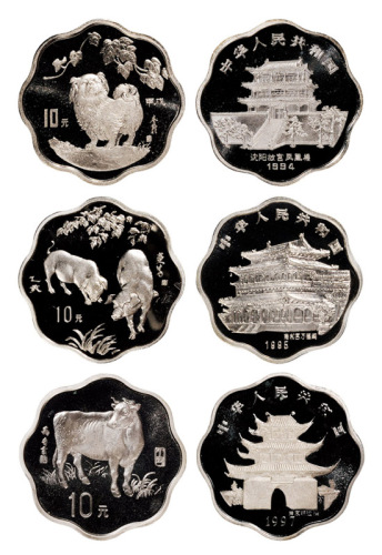 1994狗年、1995猪年、1997牛年生肖纪念币一组3枚，均面值10元，重2/3盎司，成色90%，限量发行6800枚，其中猪年纪念币附原盒及证书