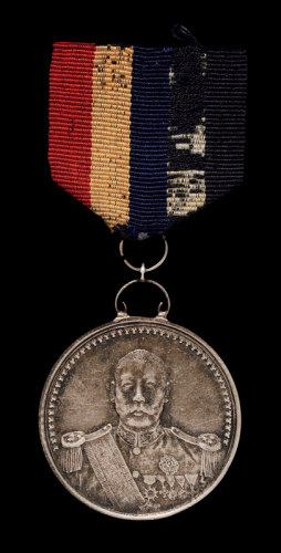 1923年曹锟武装像宪法成立纪念章一枚，配原授带，极美品