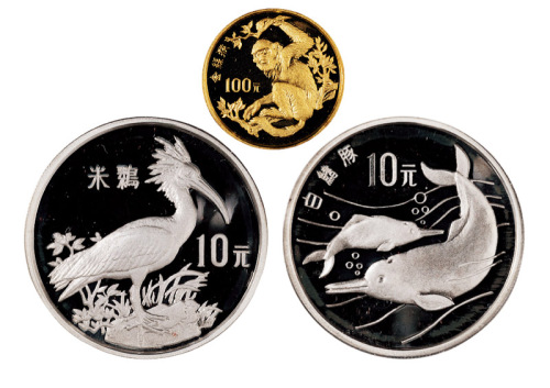 1988年中国珍稀野生动物纪念币第一组全套三枚，其中“金丝猴”金币一枚，“朱鹮”、“白暨豚”银币各一枚，均精制，金币面值100元，重量8克，成色91.6%；发行量30000枚，银币二枚均面值10元，重