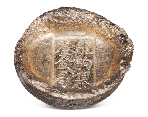 清代陕西“龙驹寨 厘金局 吉”四两槽锭一枚，重量：143.8克，此品种槽锭极少见，此枚原铸银光，银光姣好，一流完美品相龙驹寨，即今陕西丹凤县城所在地，距商州城一百二十里。相传西楚霸王项羽的坐骑乌骓，就