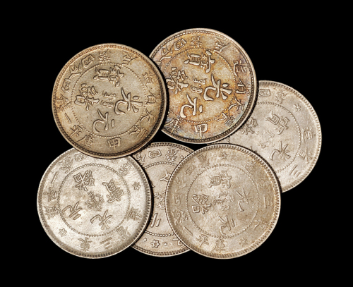 1904年甲辰奉天省造光绪元宝库平一钱四分四厘银币二枚；1907年东三省造光绪元宝库平一钱四分四厘银币四枚，共计六枚，品相均佳，完全未使用品