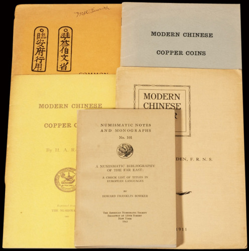 1943年美国钱币学《NUMISMATIC NOTES AND MONOGRAPHS》第101期、1924年英国斯宾客《COMMON CHINESE COINS》各一册；不同版本《MODERN CHI