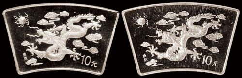 2000年中国庚辰龙年扇形纪念银币二枚，普制，均为面值10元，成色99.9%，重量1盎司，发行量6600枚，均附原盒及证书