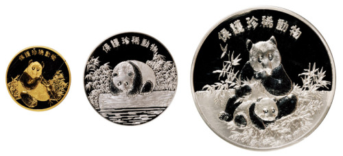 1994年台湾中央造币厂制熊猫纪念金银章一套三枚，精制，其中包括：重量1/2盎司、成色99.99%金章一枚，发行量2000枚；重量1盎司、3盎司，成色99.9%银章各一枚，发行量8000枚，均附证书、