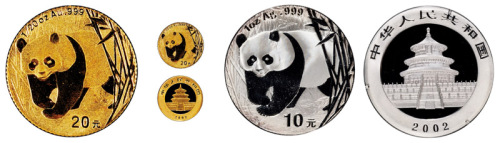 2002年熊猫纪念币全套二枚，金币面值20元，重量1/20盎司，银币面值10元，重量1盎司，成色均为99.9%，装帧精美