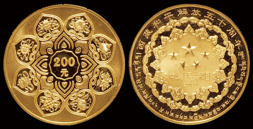 2001年西藏和平解放五十周年纪念金币一枚，精制，面值200元，重量1/2盎司，成色99.99%，发行量15000枚，此币采用镜面多层喷砂工艺，饰以藏族传统吉祥图案“八吉祥”纹，工艺精湛，附精美原盒及