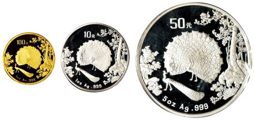1993年孔雀开屏一盎司金、银币各一枚；五盎司银币一枚，直径分别为：32毫米、40毫米、70毫米，成色均为：99.9%，面值分别为：100元、10元、50元，发行量分别为：1200枚、7000枚和88