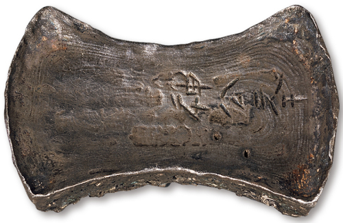 南宋“广东钞铺 梁平验 神公文干”十二两半银铤一枚，重量：389.1克，保存完好