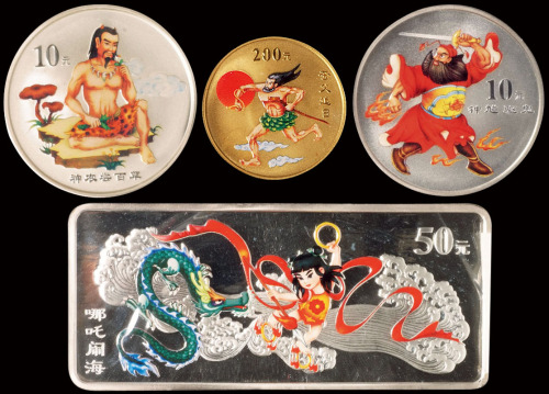 2002年中国民间神话故事彩色金银纪念币（第二组）大全套，其中包括“神农尝百草”、“钟馗驱鬼”1盎司银币各一枚；“哪吒闹海”5盎司银币一枚；“夸父追日”1/2盎司金币一枚，共计四枚，均为精制，面值分别