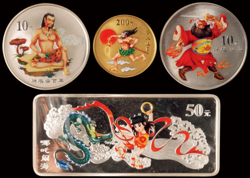 2002年中国民间神话故事彩色金银纪念币（第二组）大全套，其中包括“神农尝百草”、“钟馗驱鬼”1盎司银币各一枚；“哪吒闹海”5盎司银币一枚；“夸父追日”1/2盎司金币一枚，共计四枚，均为精制，面值分别