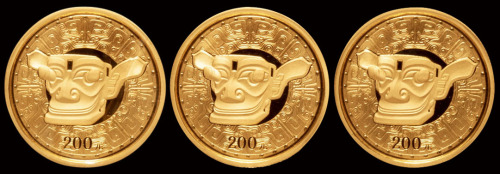 2002年四川三星堆纪念金币三枚，均为精制，面值200元，重量1/2盎司，成色99.9%，发行量5000枚，铸造精美，均附原盒及证书