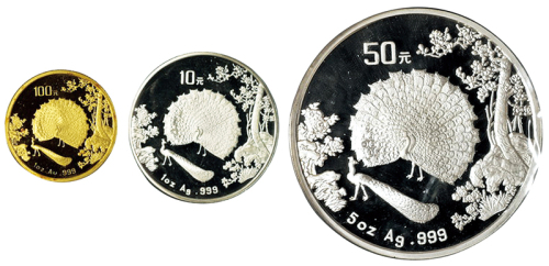 1993年孔雀开屏一盎司金、银币各一枚；五盎司银币一枚，直径分别为：32毫米、40毫米、70毫米，成色均为：99.9%，面值分别为：100元、10元、50元，发行量分别为：1200枚、7000枚和88