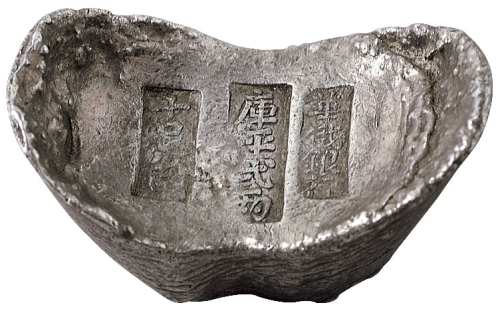清末“华俄银行 库平二两 十足色”三戳小锭一枚，重量：74.6克，此锭由沙俄在旧中国设立的金融机构—华俄道胜银行铸造，所见有二两、壹两及五钱小锭，均存世甚少，此枚造型乖巧，戳记清晰，品相完美，具有较高