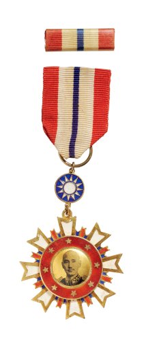民国三十四年（1945年）蒋介石像八年抗战纪念胜利纪念章二枚均为府厂铸