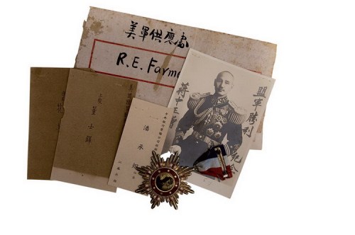 1945年蒋介石赠抗战胜利纪念章二枚不同