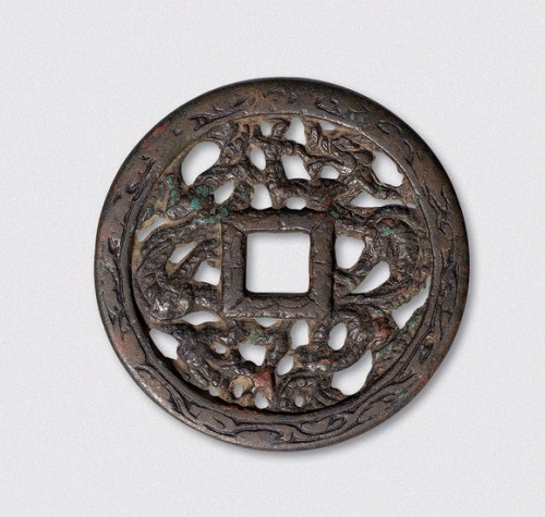 辽代双龙方穿镂空花钱（直径58mm）