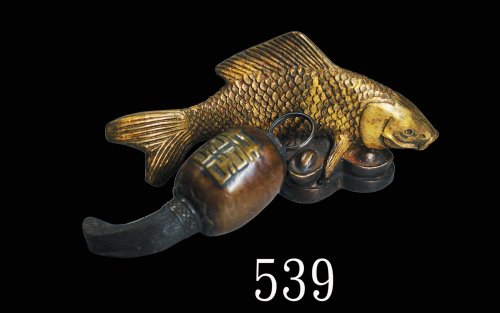 民国时期铜鎏金鱼元宝摆件及黄铜双囍灯笼饰件Republic, Bronze Gilt & Copper decorations, 2pcs, 100x53mm & 78x25mm