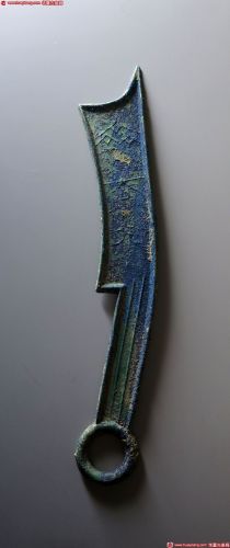 三字刀齐大刀背“上”