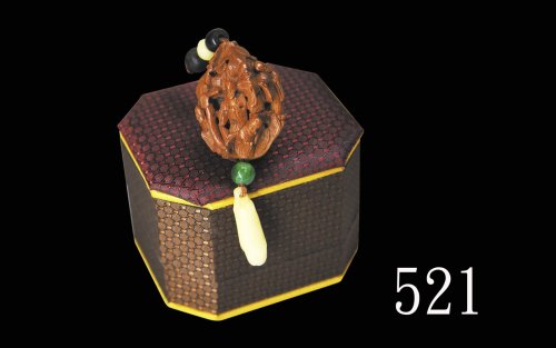 合桃核雕，70-80年代出口工艺品，带精美锦盒Walnut Carved pendant, 1970-80 export product, beautiful case.