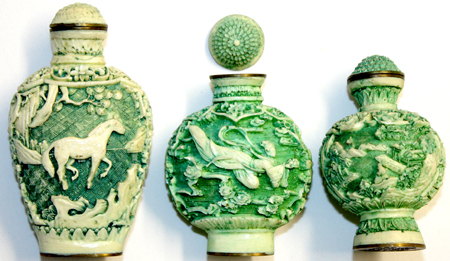 Varia 3 gleichartige Snuffbottles, geschnitzt mit versch. Darstellungen.   einmal Pin vom Deckel abg