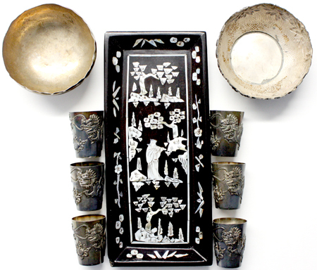 Varia Kleines Tischset: Rechteckiges Holztablett mit Perlmut-Intarsien. Zugehorig 6 Silber-Pinnchen 