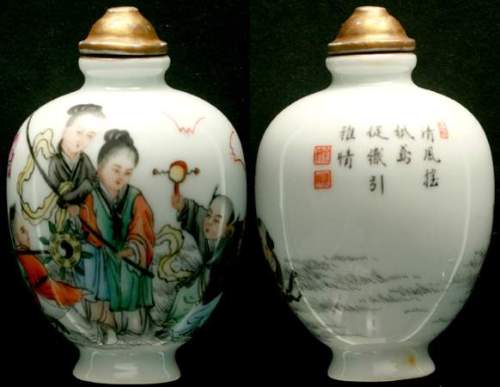 Varia Snuffbottle aus Porzellan. Rote Bodenmarke "Hong....". Bunt bemalt mit Kampf- oder S