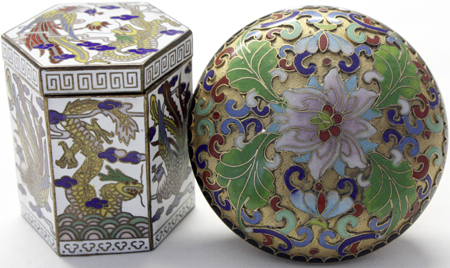 Varia 2 Cloisonne-Gefae: Puderdose 78 mm und sechseckige Deckeldose mit Darstellungen Phonix und Dra