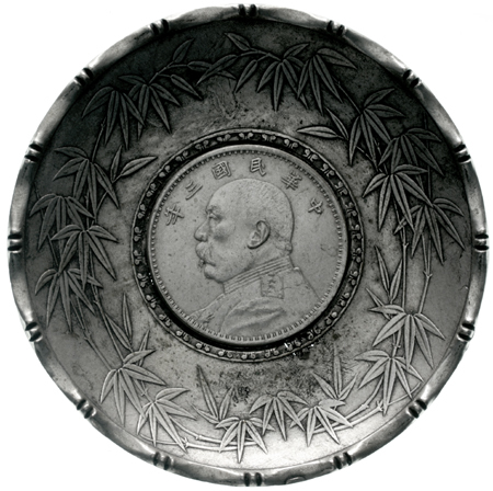 Republik 1912-1949. Silberner Untersetzer, eingearbeitet Dollar (Yuan) Jahr 3 = 1914. Prasident Yuan