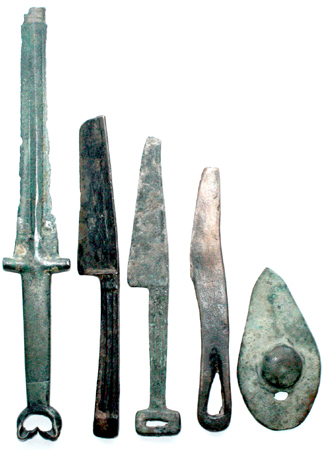 Varia 5 Bronzeteile der Ordoskultur: Dolch, 3 Messer (Vorlaufer des Messergeldes), Bronzeschild