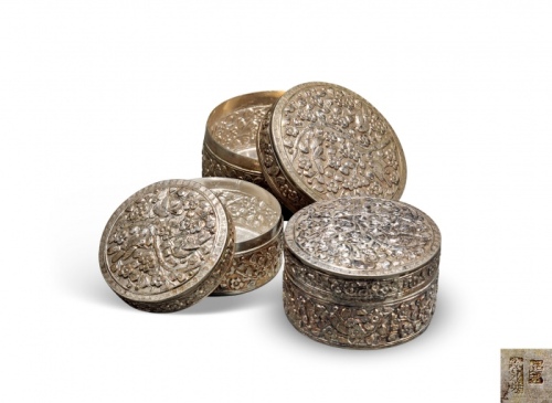  早期“喜上梅梢图”圆形银套盒一套，共三件，重：162.7g，老工，图案繁复精美，海外回流，保存完好