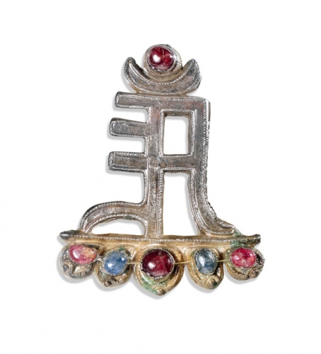  明镶宝石梵文银头饰一件，重：16.4g，纹饰精美，工艺精湛，公博 美80（33001487）